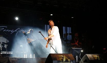 Altınova’da festival coşkusu Emre Altuğ konseriyle zirveye çıktı