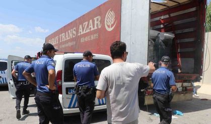 Erzincan’da tırın dorsesinde 70 kaçak göçmen yakalandı