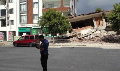 Malatya’da ağır hasarlı bina yıkım sırasında sağlam binanın üzerine çöktü