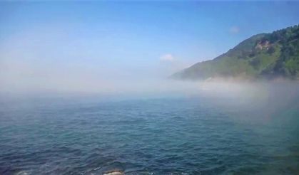 Sıcaklıkların düşmesiyle birlikte denizin üzerinde sis bulutu oluştu