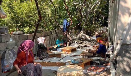 Depremzede kadınlar imece usulü ekmek yapma geleneğini sürdürüyor