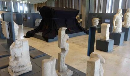 Troya Müzesi’nde sergilen Polyksena’nın kurban edilmesinin betimlendiği Polyksena Lahti, siyah örtüyle kapatıldı