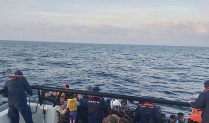 Ayvacık açıklarında lastik botları arızalanan 78 kaçak göçmen kurtarıldı