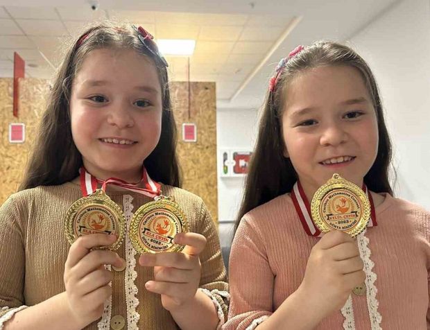 Matematikte dünya şampiyonu olan 8 yaşındaki Elazığlı ikizler üst üste rekor kırdı