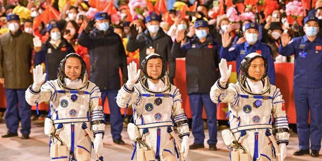 Çinli astronotlar 6 ay sonra dünyaya döndü