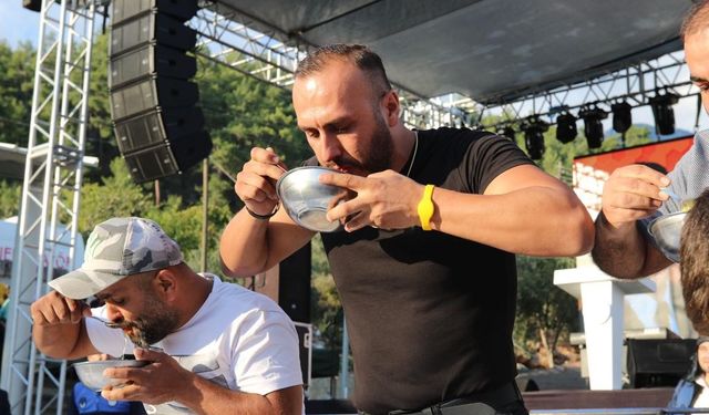 2 dakikada 2 kilogram bal yedi birinciliği kaptı