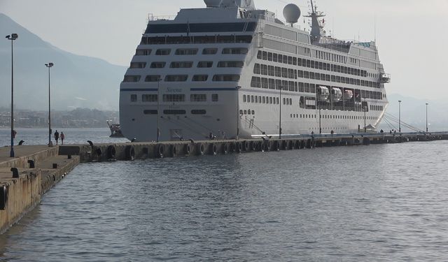 ABD’li 651 yolcu ve 392 personel taşıyan kruvaziyer Alanya Limanı’na demirledi