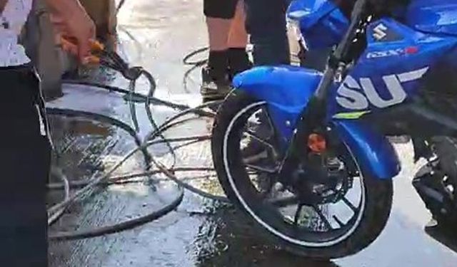 Yarış motoru sürerken direksiyondan yılan çıktı