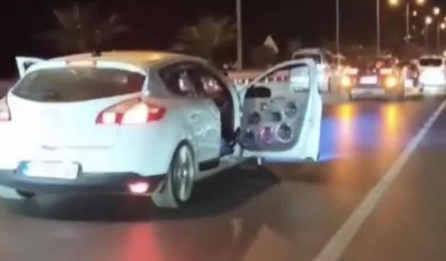 Diskoya çevirdiği aracıyla kapıları açık seyretti, o anları pahalıya patladı