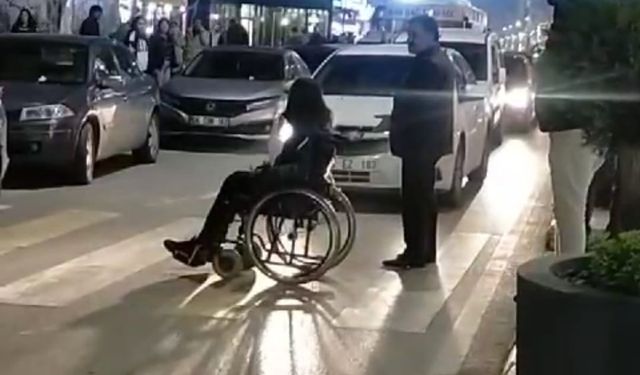 Van’da bilinçsiz sürücülere kızan engelli genç caddeyi trafiğe kapattı