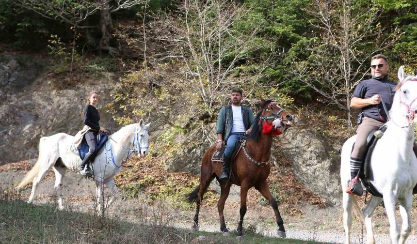 İstiklal Yolu’nun 95 kilometrelik güzergahını at sırtında geçiyorlar