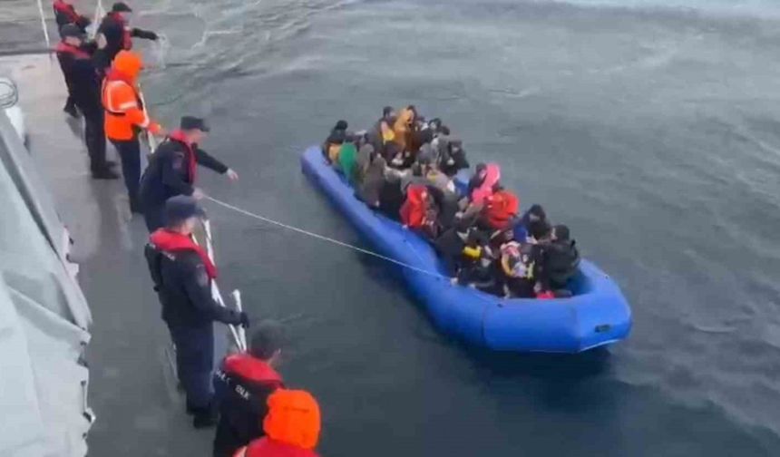 Ayvalık’ta 56 göçmen Sahil Güvenlik’ten kaçamadı
