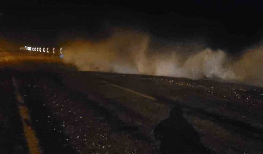 Dev dalgalar ile göçük oluşan Bartın-Cide yolunda ulaşım kontrollü sağlanıyor