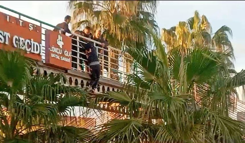 Üst geçitte kendini aşağıya sarkıttı, yürekleri ağza getirdi