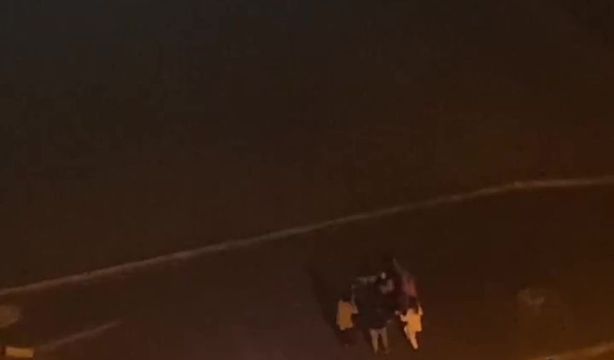 Yağmur yolları nehre çevirdi, vatandaşlar şimşek altında halay çekti
