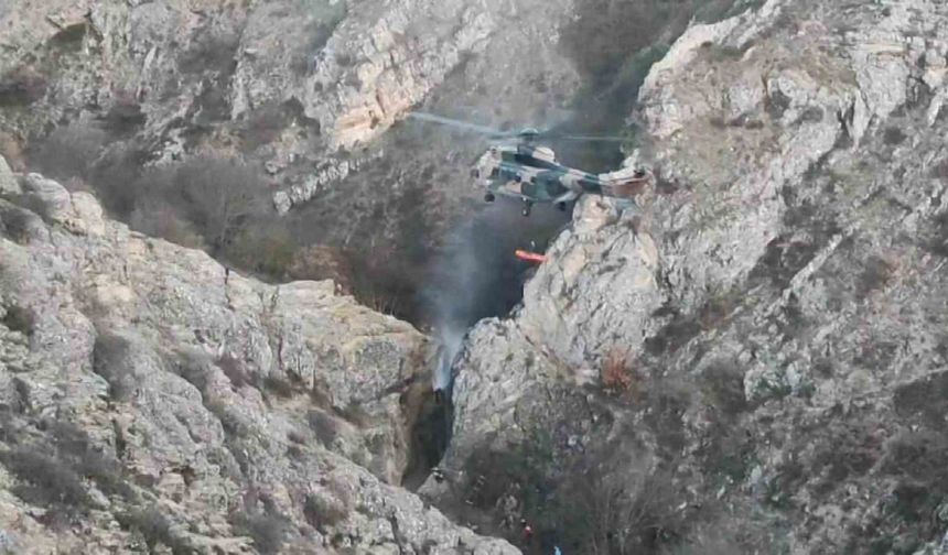 Amasya’da kayalıklardan düşen vatandaş askeri helikopterle kurtarıldı