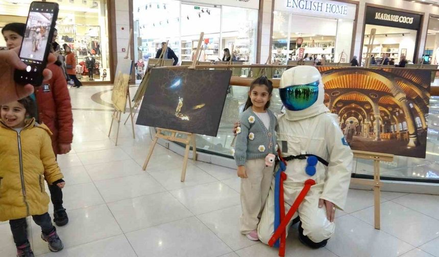 Astronot olamadı, çektiği astronot konseptli fotoğrafları sergiledi
