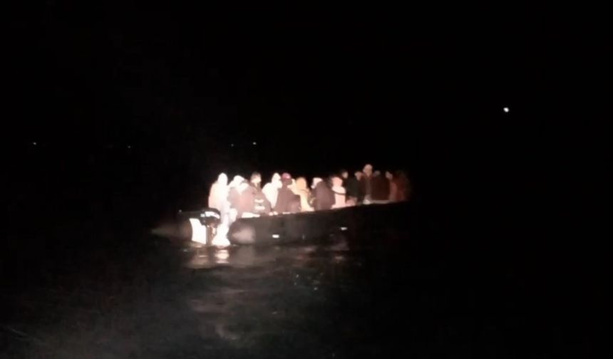 Ayvalık açıklarında 44 düzensiz göçmen yakalandı