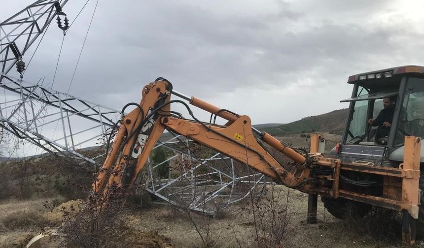 Fırtına sonrası elektrik kesintileriyle mücadele: Elektrik şirketi 305 araç ve 882 personel ile sahada