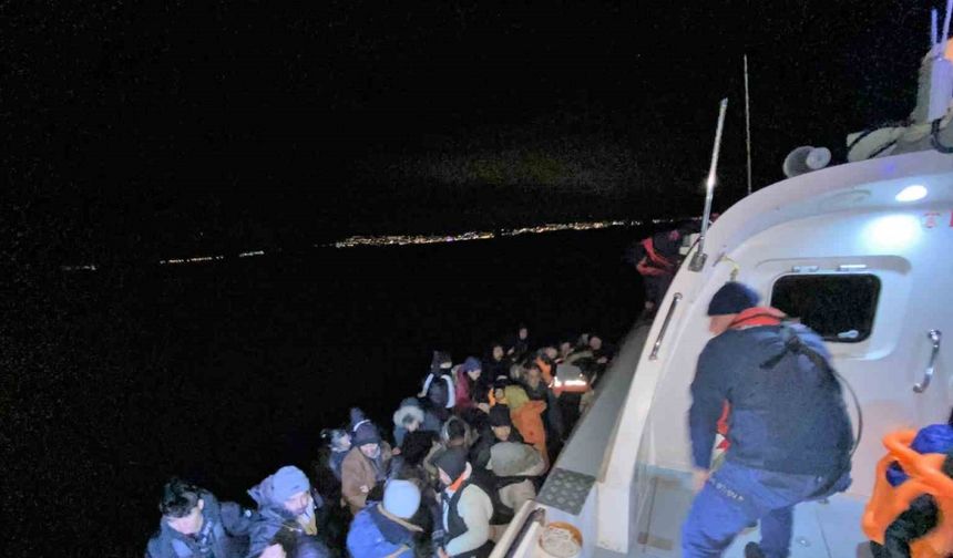 Lastik bot içerisindeki 51 düzensiz göçmen kurtarıldı