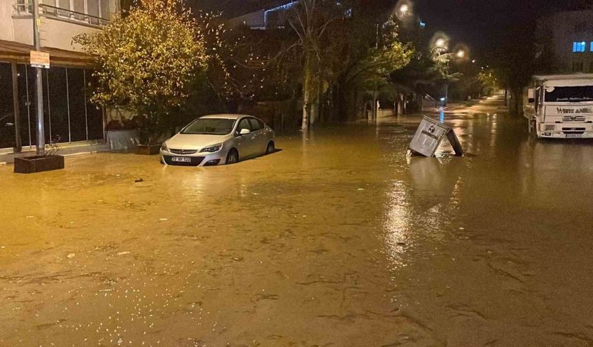 Şiddetli yağış hayatı felç etti: Araçlar suya gömüldü