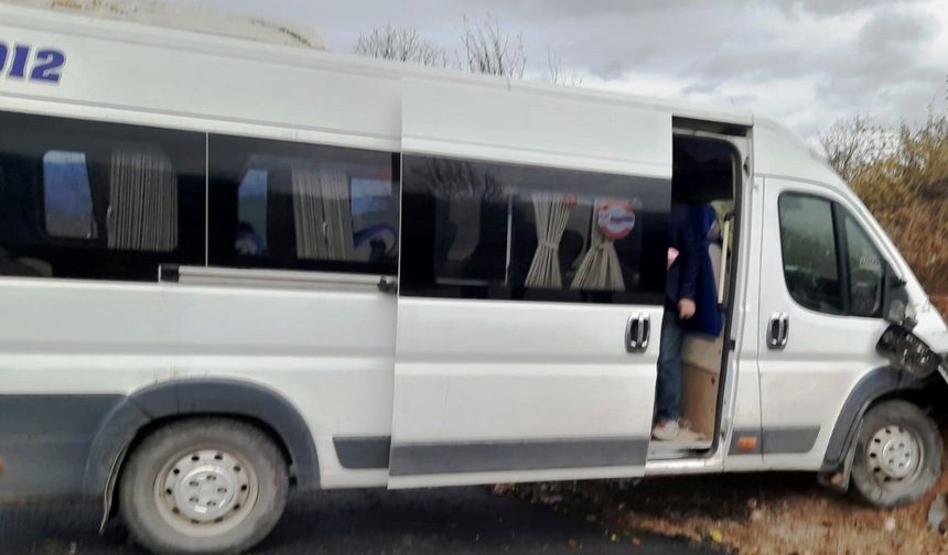 Simav’da servis aracı toprak yığınına çarptı: 14 öğrenci yaralandı